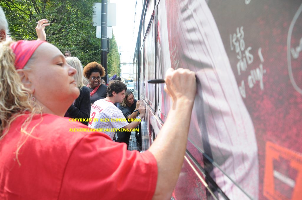 Phillies' fans go crazy for Red October bus tour ahead of Game 2