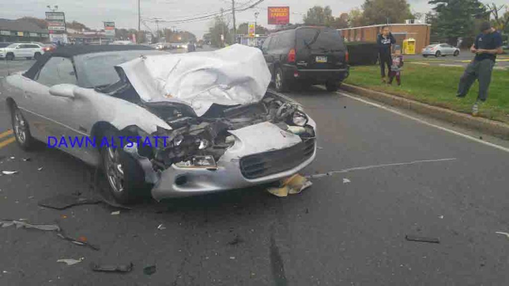 Multi Vehicle Crash Shuts Levittown Intersection Delaware Valley News